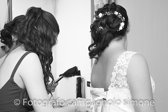 fotografo matrimonio Marostica, servizio fotografico sposi Marostica, foto nozze Marostica, album sposi Marostica, jari e lara, sposi a Marostica, la testimone aiuta la sposa a vestirsi a Marostica, vestizione della sposa a Marostica, il vestito da sposa a Marostica, aiuto vestizione sposa, come indossare un abito da sposa a Marostica