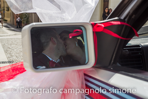 fotografo matrimonio Marostica, servizio fotografico sposi Marostica, foto nozze Marostica, album sposi Marostica, jari e lara, sposi a Marostica, gli sposi si fanno fotografare nell'auto a Marostica, gli sposi vengono fotografati mentre si baciano