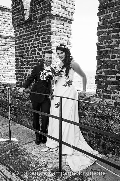 fotografo matrimonio Marostica, servizio fotografico sposi Marostica, foto nozze Marostica, album sposi Marostica, jari e lara, sposi a Marostica, gli sposi vengono fotografati sulle mure del castello superiore di Marostica, sposi foto in posa a Marostica.