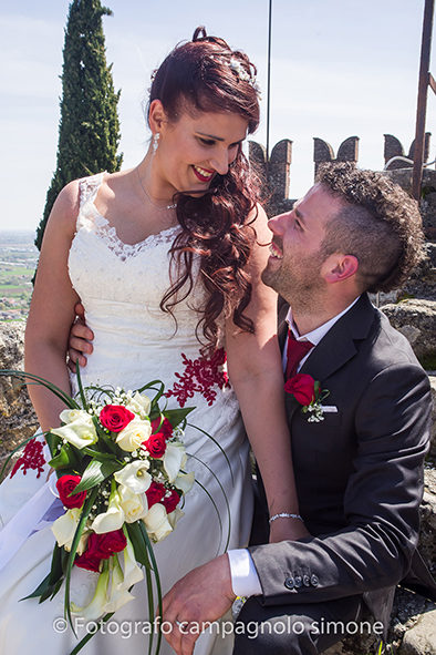 fotografo matrimonio Marostica, servizio fotografico sposi Marostica, foto nozze Marostica, album sposi Marostica, jari e lara, sposi a Marostica, gli sposi si guardano e si abbracciano nel castello di Marostica, seduti nelle mura del castello superiore di Marostica