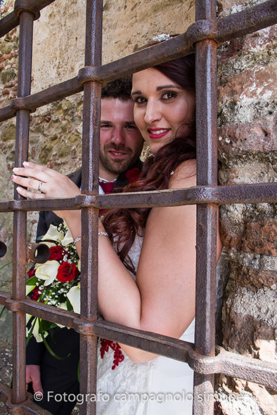 fotografo matrimonio Marostica, servizio fotografico sposi Marostica, foto nozze Marostica, album sposi Marostica, jari e lara, sposi a Marostica, foto degli sposi nel cancello dell castello di Marostica, gli sposi si fanno fotografare mentre sono dietro alle sbarre del castello