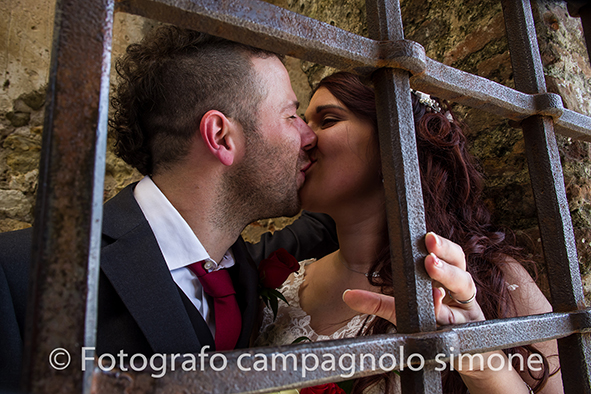 fotografo matrimonio Marostica, servizio fotografico sposi Marostica, foto nozze Marostica, album sposi Marostica, jari e lara, sposi a Marostica, fotografia degli sposi al castello si Marostica, lo sposo bacia la sposa a Marostica