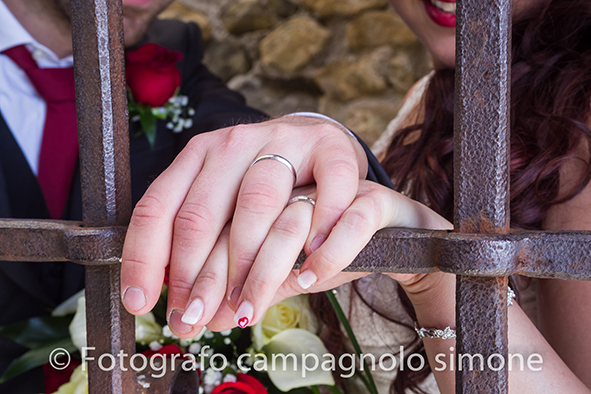fotografo matrimonio Marostica, servizio fotografico sposi Marostica, foto nozze Marostica, album sposi Marostica, jari e lara, sposi a Marostica, le mani degli sposi lasciano vedere l'anello nuziale, le mani si avvolgono in un abbraccio, a Marostica.