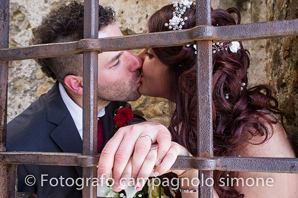fotografo matrimonio Marostica, servizio fotografico sposi Marostica, foto nozze Marostica, album sposi Marostica, jari e lara, sposi a Marostica, il bacio degli sposi a Marostica lasciano trasparire il loro amore, lo sposo abbraccia e bacia la sposa