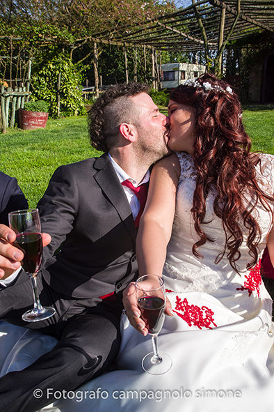 fotografo matrimonio Marostica, servizio fotografico sposi Marostica, foto nozze Marostica, album sposi Marostica, jari e lara, sposi a Marostica, gli sposi bevono il vino al ristorante a Marostica, il ricevimento al matrimonio, gli sposi sono seduti nel prato a Marostica.