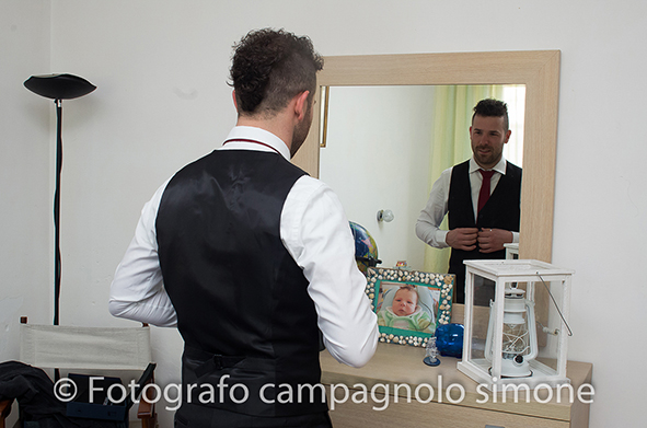 fotografo matrimonio Marostica, servizio fotografico sposi Marostica, foto nozze Marostica, album sposi Marostica, jari e lara, sposi a Marostica, lo sposo si veste nella sua casa a Marostica e si guarda allo specchio