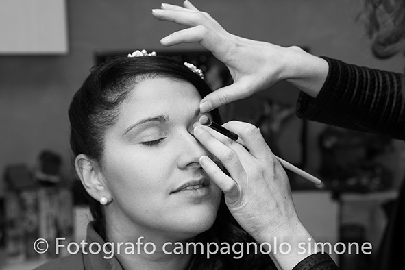 fotografo matrimonio Marostica, servizio fotografico sposi Marostica, foto nozze Marostica, album sposi Marostica, jari e lara, sposi a Marostica, il trucco sposa, la sposa si trucca nella sua casa a Marostica, la truccatrice trucca la sposa