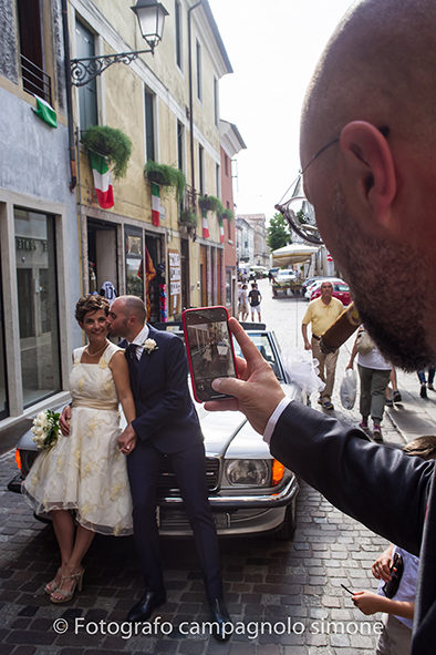 Fotografo matrimoni Rosà, fotografia matrimonio Bassano del grappa, servizio fotografico matrimoniale a Rosà e Bassano del Grappa,, fotografo sposi Rosà e Bassano del grappa, un invitato fotografa gli sposi a Bassano