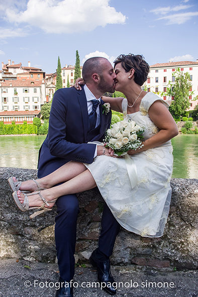 Fotografo matrimoni Rosà, fotografia matrimonio Bassano del grappa, servizio fotografico matrimoniale a Rosà e Bassano del Grappa,, fotografo sposi Rosà e Bassano del grappa, la sposa bacia lo sposo dopo il matrimonio a Rosà.