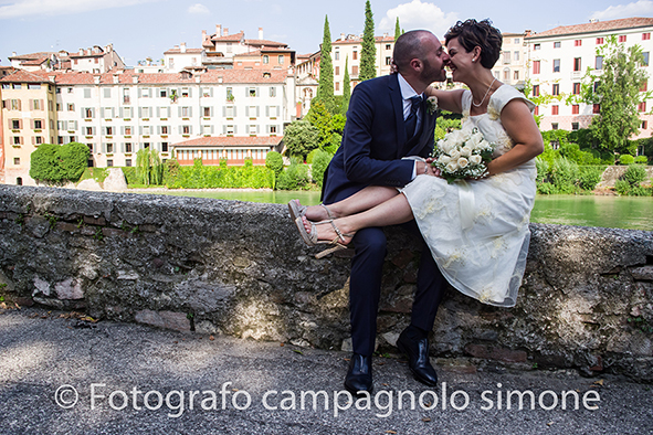 Fotografo matrimoni Rosà, fotografia matrimonio Bassano del grappa, servizio fotografico matrimoniale a Rosà e Bassano del Grappa,, fotografo sposi Rosà e Bassano del grappa, gli sposi sorridono al loro matrimonio e si fanno fotografare.