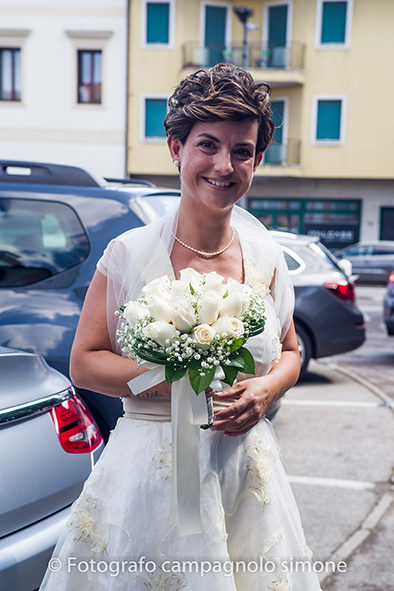 Fotografo matrimoni Rosà, fotografia matrimonio Bassano del grappa, servizio fotografico matrimoniale a Rosà e Bassano del Grappa,, fotografo sposi Rosà e Bassano del grappa, la sposa si prepara per entrare in comune a Rosà per sposarsi.