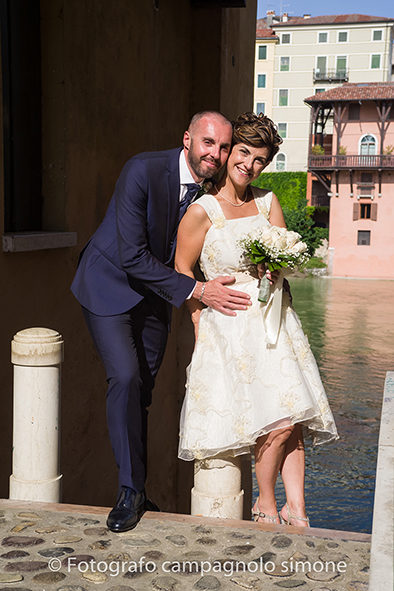 Fotografo matrimoni Rosà, fotografia matrimonio Bassano del grappa, servizio fotografico matrimoniale a Rosà e Bassano del Grappa,, fotografo sposi Rosà e Bassano del grappa, gli sposi si lasciano fotografare lungo le rive del fiume brenta.