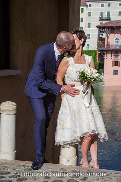 Fotografo matrimoni Rosà, fotografia matrimonio Bassano del grappa, servizio fotografico matrimoniale a Rosà e Bassano del Grappa,, fotografo sposi Rosà e Bassano del grappa, foto in verticale di sposi che si baciano