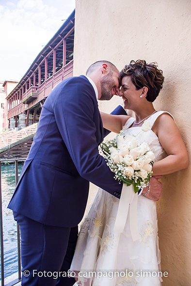 Fotografo matrimoni Rosà, fotografia matrimonio Bassano del grappa, servizio fotografico matrimoniale a Rosà e Bassano del Grappa,, fotografo sposi Rosà e Bassano del grappa, gli sposi si abbracciano e si baciano