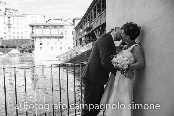 Fotografo matrimoni Rosà, fotografia matrimonio Bassano del grappa, servizio fotografico matrimoniale a Rosà e Bassano del Grappa,, fotografo sposi Rosà e Bassano del grappa, fotografia di sposi che si baciano in bianco e nero a Bassano del Grappa