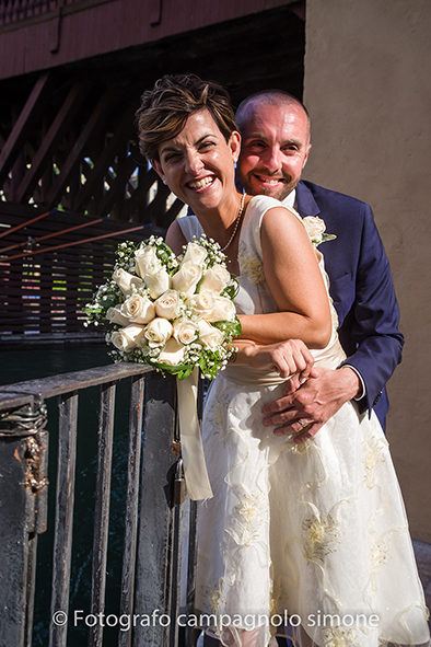 Fotografo matrimoni Rosà, fotografia matrimonio Bassano del grappa, servizio fotografico matrimoniale a Rosà e Bassano del Grappa,, fotografo sposi Rosà e Bassano del grappa, gli sposi ridono mentre si abbracciano a Bassano del grappa