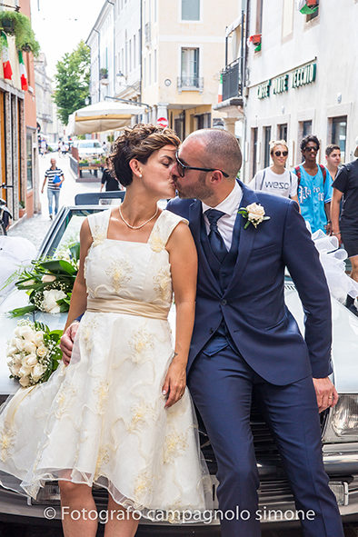 Fotografo matrimoni Rosà, fotografia matrimonio Bassano del grappa, servizio fotografico matrimoniale a Rosà e Bassano del Grappa,, fotografo sposi Rosà e Bassano del grappa, la sposa bacia il marito a Bassano davanti il ponte degli alpini.