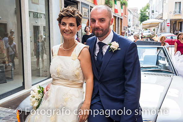 Fotografo matrimoni Rosà, fotografia matrimonio Bassano del grappa, servizio fotografico matrimoniale a Rosà e Bassano del Grappa,, fotografo sposi Rosà e Bassano del grappa, gli sposi sono seduti a Bassano del Grappa, sorridono dopo le nozze a bassano