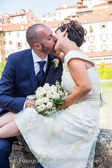 Fotografo matrimoni Rosà, fotografia matrimonio Bassano del grappa, servizio fotografico matrimoniale a Rosà e Bassano del Grappa,, fotografo sposi Rosà e Bassano del grappaFotografo matrimoni Rosà, fotografia matrimonio Bassano del grappa, servizio fotografico matrimoniale a Rosà e Bassano del Grappa,, fotografo sposi Rosà e Bassano del grappa, il lungo e appassionato bacio degli sposi a Bassano del Grappa