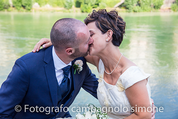 Fotografo matrimoni Rosà, fotografia matrimonio Bassano del grappa, servizio fotografico matrimoniale a Rosà e Bassano del Grappa,, fotografo sposi Rosà e Bassano del grappa, foto di sposi che si baciano con il fiume brenta sullo sfondo