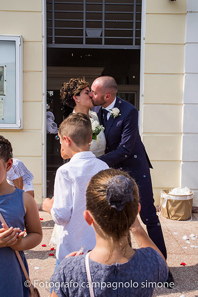 Fotografo matrimoni Rosà, fotografia matrimonio Bassano del grappa, servizio fotografico matrimoniale a Rosà e Bassano del Grappa,, fotografo sposi Rosà e Bassano del grappa, gli sposi si baciano dopo il matrimonio a Rosà, i bambini lanciano il riso e fanno bolle di sapone