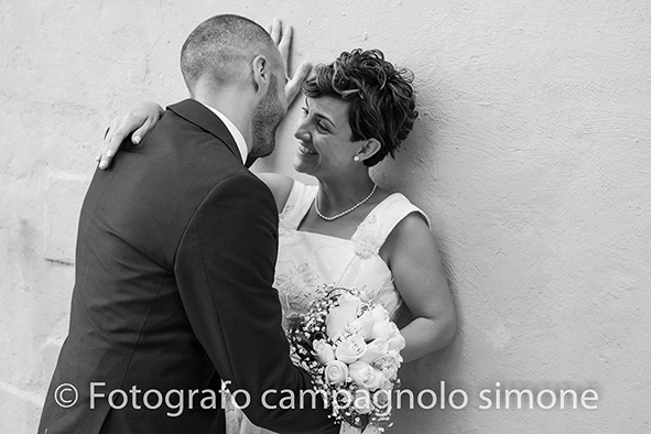 Fotografo matrimoni Rosà, fotografia matrimonio Bassano del grappa, servizio fotografico matrimoniale a Rosà e Bassano del Grappa,, fotografo sposi Rosà e Bassano del grappa, lo sposo guarda sua moglie e sorride, amore di sposi, matrimonio a Bassano del grappa