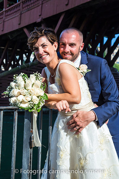 Fotografo matrimoni Rosà, fotografia matrimonio Bassano del grappa, servizio fotografico matrimoniale a Rosà e Bassano del Grappa,, fotografo sposi Rosà e Bassano del grappa, in una terrazza di Bassano del grappa gli sposi si abbracciano e si fanno fotografare dopo il matrimonio a Rosà