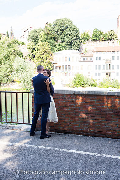 Fotografo matrimoni Rosà, fotografia matrimonio Bassano del grappa, servizio fotografico matrimoniale a Rosà e Bassano del Grappa,, fotografo sposi Rosà e Bassano del grappa, la strada per il ponte vecchio gli sposi si abbracciano e si baciano