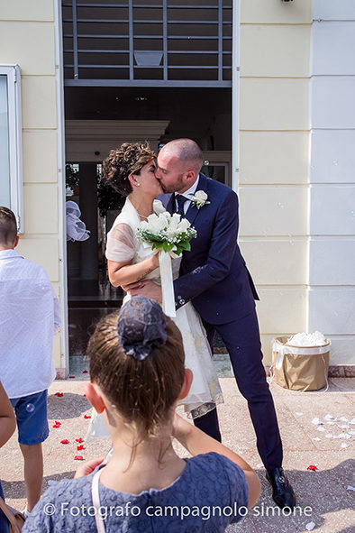 Fotografo matrimoni Rosà, fotografia matrimonio Bassano del grappa, servizio fotografico matrimoniale a Rosà e Bassano del Grappa,, fotografo sposi Rosà e Bassano del grappa, gli sposi si baciano fuori del comune di Rosà dopo le nozze.