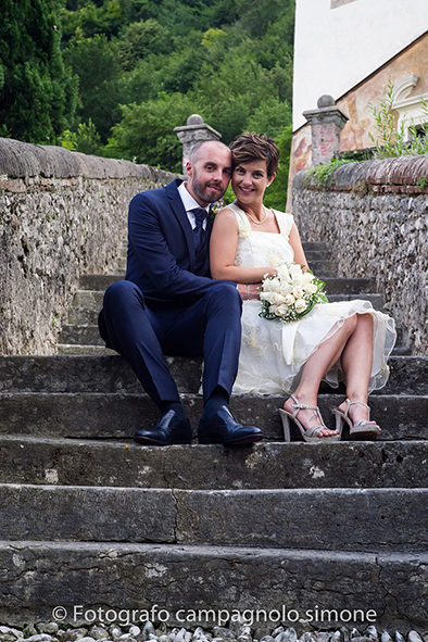 Fotografo matrimoni Rosà, fotografia matrimonio Bassano del grappa, servizio fotografico matrimoniale a Rosà e Bassano del Grappa,, fotografo sposi Rosà e Bassano del grappa, foto degli sposi seduti sui gradini di una chiesa di Bassano del Grappa