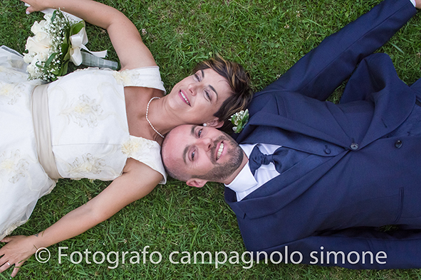 Fotografo matrimoni Rosà, fotografia matrimonio Bassano del grappa, servizio fotografico matrimoniale a Rosà e Bassano del Grappa,, fotografo sposi Rosà e Bassano del grappa, foto di sposi sdraiati sull'erba in un prato