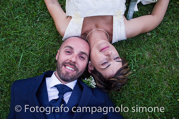 Fotografo matrimoni Rosà, fotografia matrimonio Bassano del grappa, servizio fotografico matrimoniale a Rosà e Bassano del Grappa,, fotografo sposi Rosà e Bassano del grappa, gli sposi sono sdraiati nel prato e guardano il fotografo