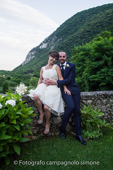 Fotografo matrimoni Rosà, fotografia matrimonio Bassano del grappa, servizio fotografico matrimoniale a Rosà e Bassano del Grappa,, fotografo sposi Rosà e Bassano del grappa, gli sposi sono seduti sul muretto