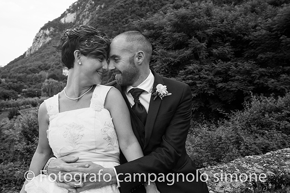 Fotografo matrimoni Rosà, fotografia matrimonio Bassano del grappa, servizio fotografico matrimoniale a Rosà e Bassano del Grappa,, fotografo sposi Rosà e Bassano del grappa, foto in bianco e nero di sposi che si guardano e si amano 