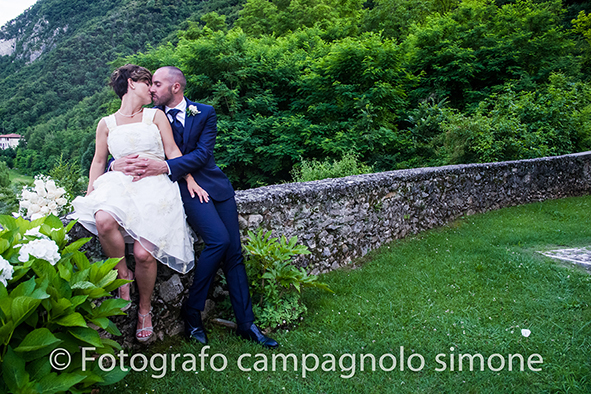 Fotografo matrimoni Rosà, fotografia matrimonio Bassano del grappa, servizio fotografico matrimoniale a Rosà e Bassano del Grappa,, fotografo sposi Rosà e Bassano del grappa, gli sposi sono a sinistra e si baciano, foto del matrimonio bassanese