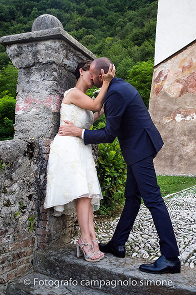 Fotografo matrimoni Rosà, fotografia matrimonio Bassano del grappa, servizio fotografico matrimoniale a Rosà e Bassano del Grappa,, fotografo sposi Rosà e Bassano del grappa, angolazione dello sposo che bacia la sposa