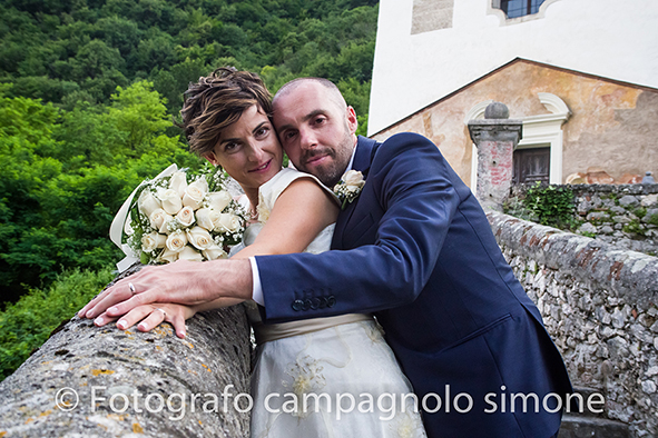 Fotografo matrimoni Rosà, fotografia matrimonio Bassano del grappa, servizio fotografico matrimoniale a Rosà e Bassano del Grappa,, fotografo sposi Rosà e Bassano del grappa, a Bassano del Grappa, le mani degli sposi si sormontano e lasciano vedere l'anello di nozze