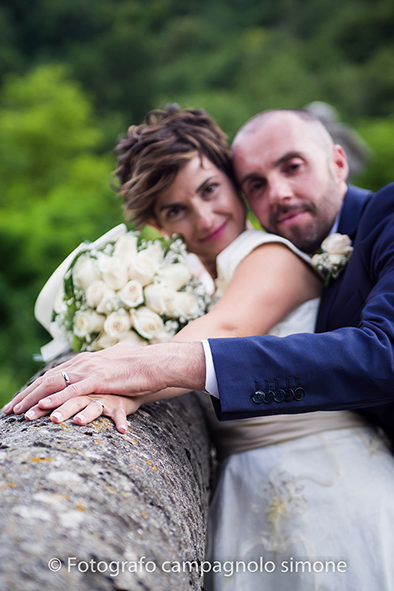 Fotografo matrimoni Rosà, fotografia matrimonio Bassano del grappa, servizio fotografico matrimoniale a Rosà e Bassano del Grappa,, fotografo sposi Rosà e Bassano del grappa, foto in verticale della mani degli sposi con l'anello di nozze