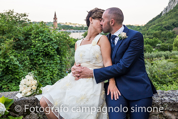 Fotografo matrimoni Rosà, fotografia matrimonio Bassano del grappa, servizio fotografico matrimoniale a Rosà e Bassano del Grappa,, fotografo sposi Rosà e Bassano del grappa, il bacio degli sposi con la vista di Bassano del Grappa dietro di loro