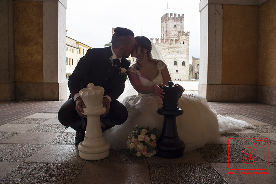 Fotografo matrimonio Marostica, fotografi matrimoni Marostica, album fotografico sposi, matrimonio in veneto, sposarsi a vicenza, fotografo matrimonio vicenza, fotografo veneto sposi, fotografia di matrimonio, servizio fotografico sposi, fotografo campagnolo simone.
Dove sposarsi, come sposarsi, fotografo sposi, sposarsi in villa, matrimonio, immagini di matrimonio.