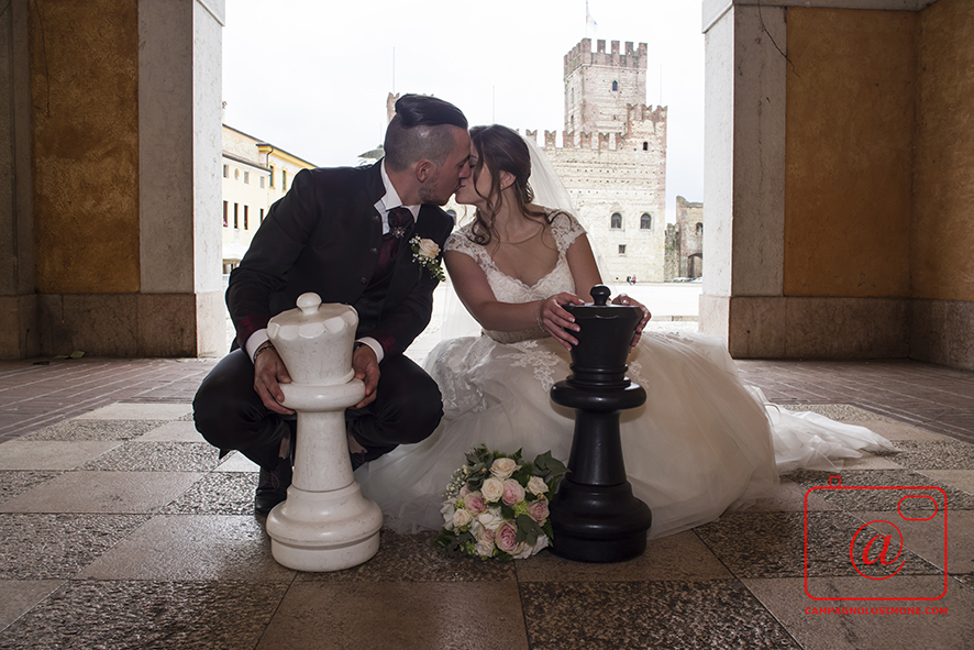Fotografo matrimonio Marostica, fotografi matrimoni Marostica, album fotografico sposi, matrimonio in veneto, sposarsi a vicenza, fotografo matrimonio vicenza, fotografo veneto sposi, fotografia di matrimonio, servizio fotografico sposi, fotografo campagnolo simone.
Dove sposarsi, come sposarsi, fotografo sposi, sposarsi in villa, matrimonio, immagini di matrimonio.