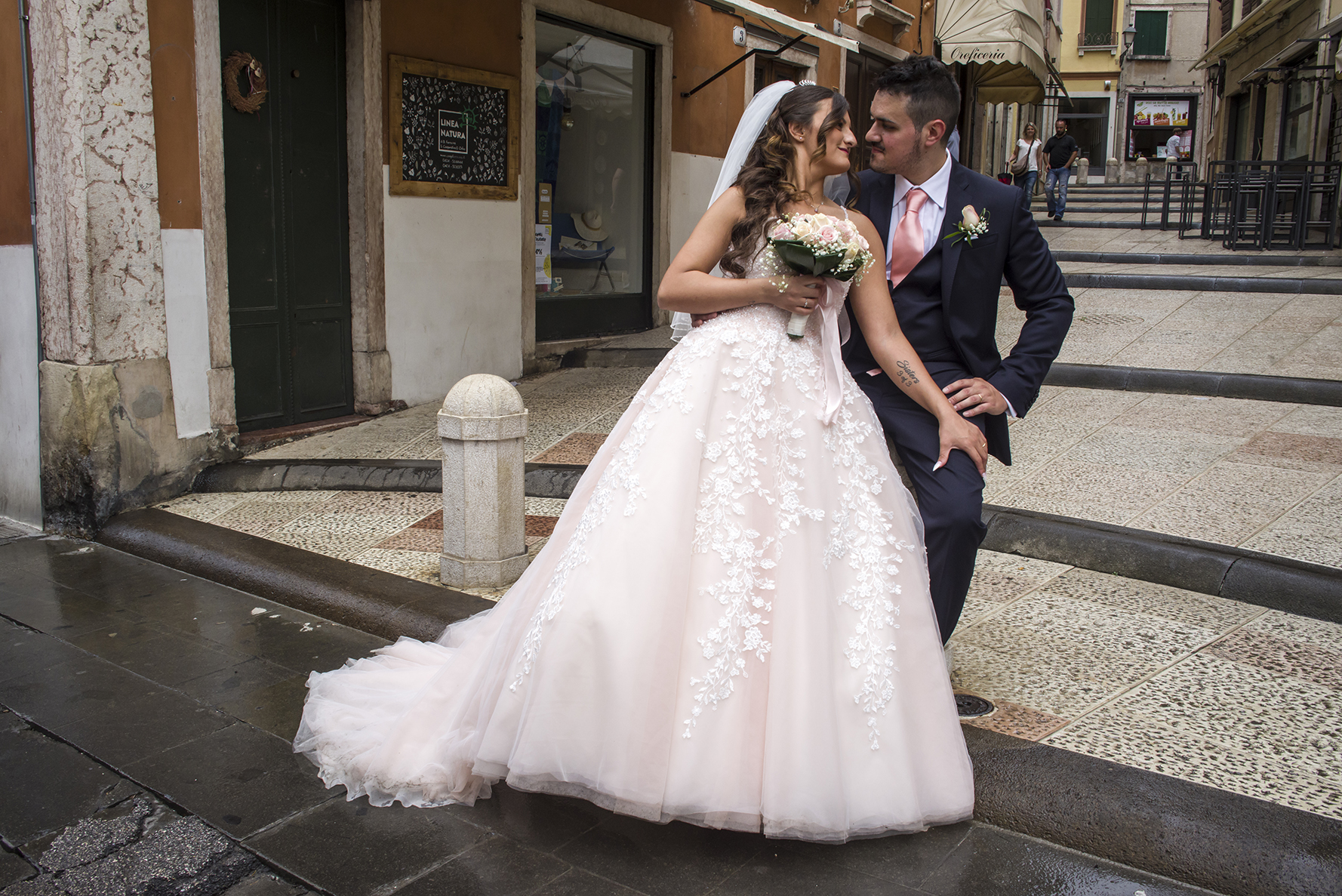 FOTOGRAFO MATRIMONIO, FOTOGRAFO DI MATRIMONI VICENZA, FOTOGRAFO MATRIMONIO VENETO, FOTOGRAFO MATRIMONIO BASSANO DEL GRAPPA, FOTOGRAFO MATRIMONIO PROVINCIA DI VICENZA, ALBUM SPOSI, SERVIZIO MATRIMONIALE, SPOSO, SPOSA, SPOSARSI, SPOSARSI A VICENZA.
FOTOGRAFO MATRIMONI PADOVA, FOTOGRAFO MATRIMONI TREVISO, FOTOGRAFO MATRIMONI VENEZIA, FOTOGRAFO COMUNE DI.
MATRIMONIO GIUSEPPE E ROSSELLA SAN GIUSEPPE DI CASSOLA IN PROVINCIA DI VICENZA.