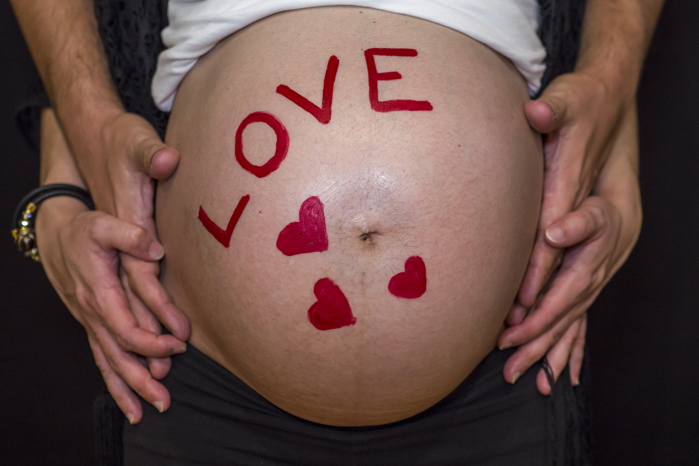 FOTOGRAFIA DONNA INCINTA VENETO VICENZA PADOVA BASSANO DEL GRAPPA, FOTO PREMAMAN, FOTOGRAFO DONNA GRAVIDANZA, SERVIZIO FOTOGRAFICO GRAVIDANZA, ATTESA, BAMBINO E BAMBINA, DOLCE ATTESA, FOTO PARTO, DOLCE ATTESA, NOVE MESI, FOTO DI COPPIA, FELICITA', AMORE PER I FIGLI, DIVENTARE GENITORI.