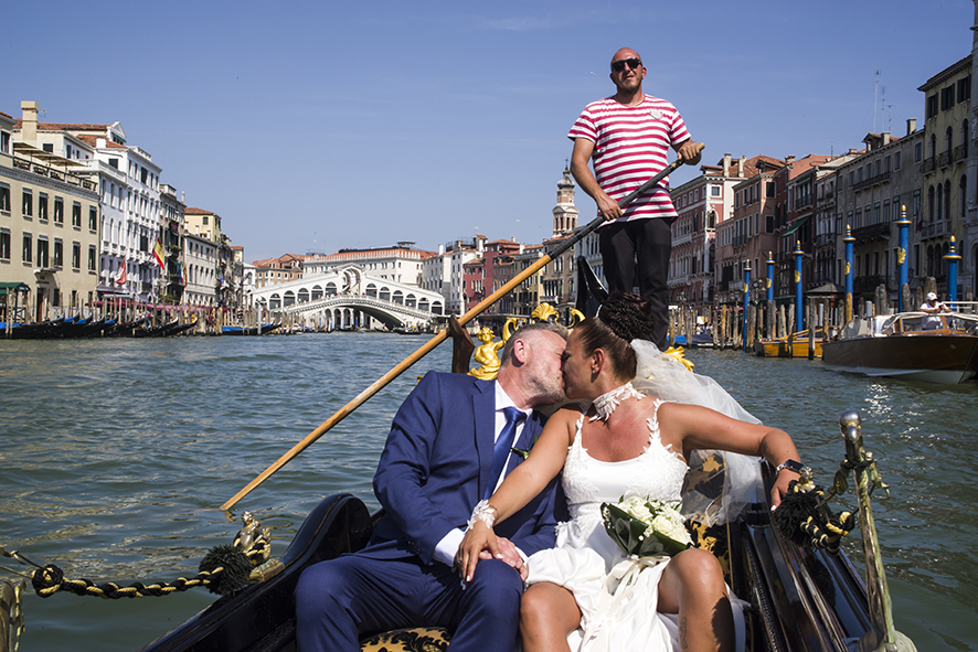 Fotografo sposi, servizio fotografico matrimonio Venezia, sposi a Venezia, studio fotografico Venezia, fotografo per matrimoni in veneto, sposarsi a Venezia,  fotografo sposi, fotografo campagnolo simone, album fotografico sposi venezia, il giorno delle nozze, fotografo nozze, servizio fotografico di nozze. 