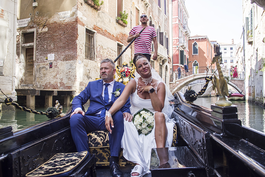 Fotografo sposi, servizio fotografico matrimonio Venezia, sposi a Venezia, studio fotografico Venezia, fotografo per matrimoni in veneto, sposarsi a Venezia, fotografo sposi, fotografo campagnolo simone, album fotografico sposi venezia, il giorno delle nozze, fotografo nozze, servizio fotografico di nozze.