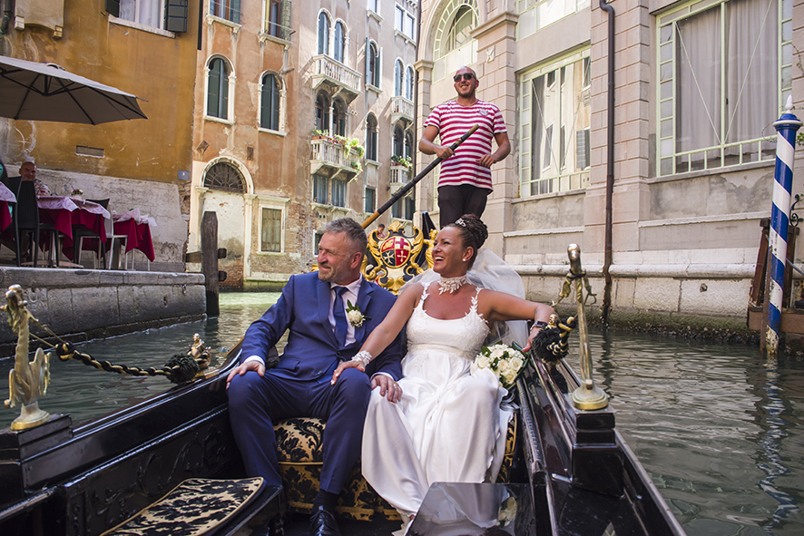 Fotografo sposi, servizio fotografico matrimonio Venezia, sposi a Venezia, studio fotografico Venezia, fotografo per matrimoni in veneto, sposarsi a Venezia,  fotografo sposi, fotografo campagnolo simone, album fotografico sposi venezia, il giorno delle nozze, fotografo nozze, servizio fotografico di nozze. 