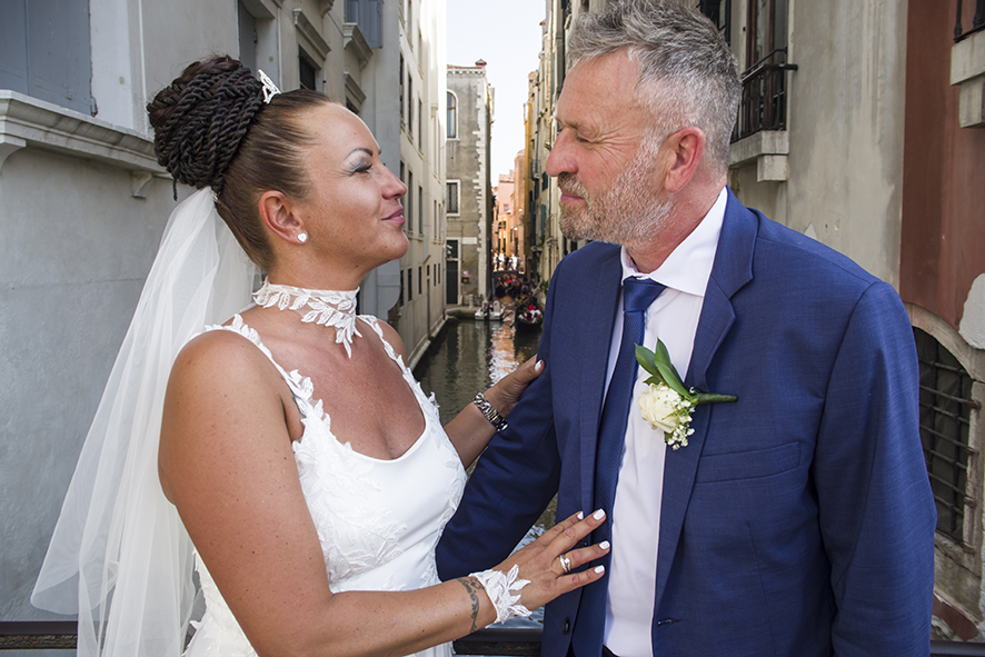 Fotografo sposi, servizio fotografico matrimonio Venezia, sposi a Venezia, studio fotografico Venezia, fotografo per matrimoni in veneto, sposarsi a Venezia, fotografo sposi, fotografo campagnolo simone, album fotografico sposi venezia, il giorno delle nozze, fotografo nozze, servizio fotografico di nozze.