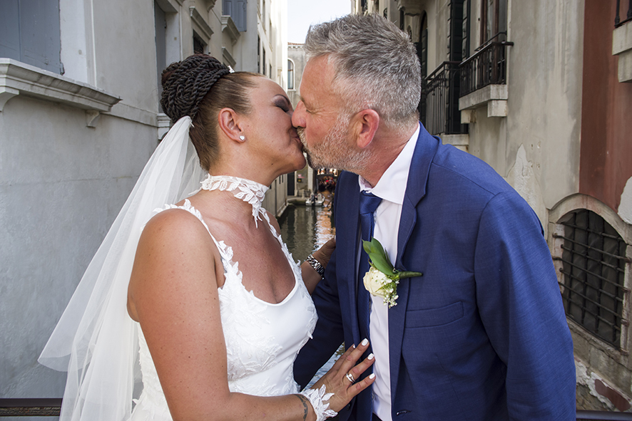 Fotografo sposi, servizio fotografico matrimonio Venezia, sposi a Venezia, studio fotografico Venezia, fotografo per matrimoni in veneto, sposarsi a Venezia, fotografo sposi, fotografo campagnolo simone, album fotografico sposi venezia, il giorno delle nozze, fotografo nozze, servizio fotografico di nozze.