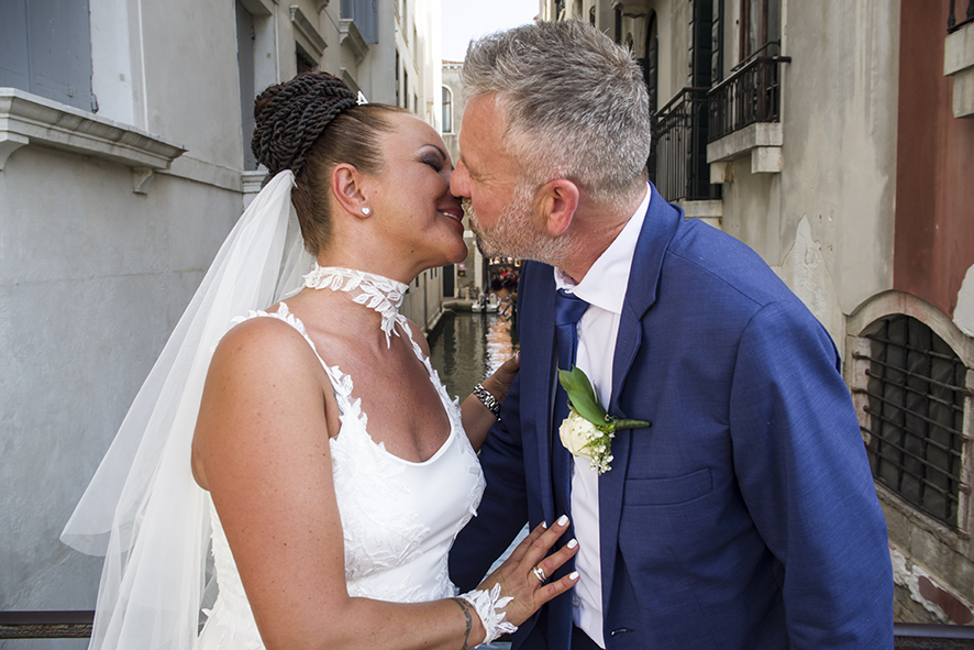 Fotografo sposi, servizio fotografico matrimonio Venezia, sposi a Venezia, studio fotografico Venezia, fotografo per matrimoni in veneto, sposarsi a Venezia,  fotografo sposi, fotografo campagnolo simone, album fotografico sposi venezia, il giorno delle nozze, fotografo nozze, servizio fotografico di nozze. 