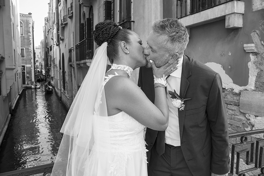 Fotografo sposi, servizio fotografico matrimonio Venezia, sposi a Venezia, studio fotografico Venezia, fotografo per matrimoni in veneto, sposarsi a Venezia,  fotografo sposi, fotografo campagnolo simone, album fotografico sposi venezia, il giorno delle nozze, fotografo nozze, servizio fotografico di nozze. 